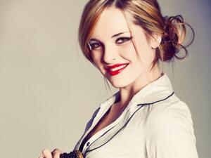 اختاري ثيابا بيضاء تحتوي على أطار أو كونتور ملون لتخفيف اتساع اللون الابيض