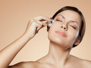 مرري الثلج على الوجه يومياً لتحريك الدورة الدموية وبالتالي ستحصلي على النضارة المطلوبة.