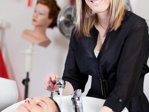 اذا كنت تملكين بشرة سمراء، فان صبغات الشعر ذات الألوان الغامقة أو اللون الأسود ستناسبك جدا