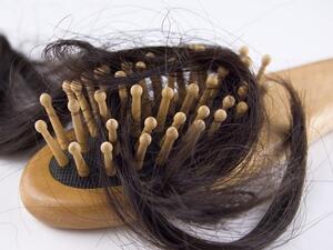 استخدام مجففات الشعر وغيرها من الاجهزة التي تفرد وتلف الشعر يمكن أن تسبب تلفه وتضرره