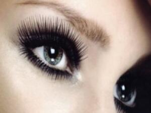 بعض أنواع الماسكارا تكون جافة جدا وتقشر سريعا؛ وبعضها رطب جدا ويتكتل في غضون ثوان