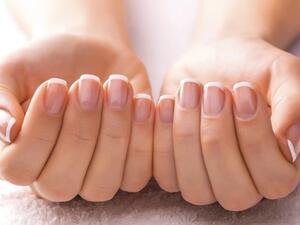 عندما تقومين بالتخلص من الجلد الزائد، فإنه يمهد الطريق لنمو ظفر جديد