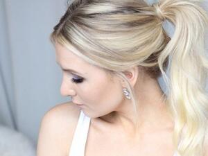 كل ما تحتاجه هذا التسريحة الأنيقة هو ملقط أو دبوس شعر أنيق وطريقة رفع إبداعية