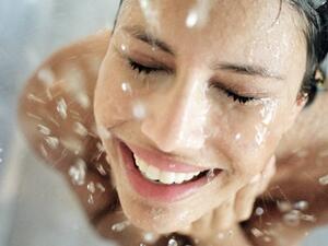 لا شك أن أفضل طريقة للتغلب على حرارة الصيف هو الاستحمام بالماء البارد