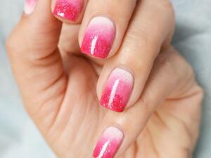 أظافر أنيقة بألوان متدرجة