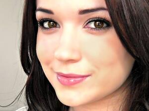 اهتمي بنظافة ونضارة بشرتك عن طريق استخدام غسول لطيف وكريم مرطب كل صباح