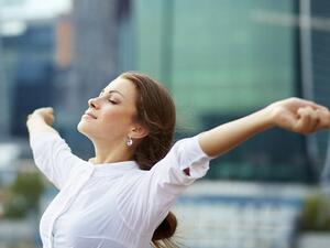 الجلوس بهدوء في مكان قريب من الطبيعة يمكن أن يساعدك على استعادة التركيز 