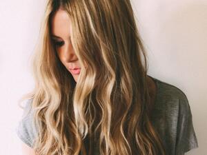 الخصل والشعر المتموج لإطلالة سوبررائعة