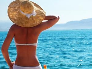 يمكنك تقشير الجسم بسهولة أكثر عن طريق استخدام السكر الخشن وماء الورد