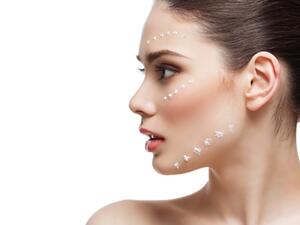 يجب مزج النقاط جيدا باستخدام فرشاة أو اسفنجة حتى تختفي الخطوط وتبرز عظام الفك