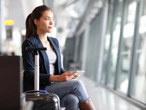 تجنبي فرد شعرك اثناء السفر حتى تتفادي الشعر السيء في نهاية الرحلة