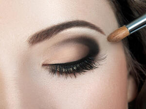 تعلمي طريقة رسم الكحل بدقة