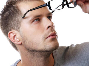 لا شك أن النظارات الطبية مفيدة وضرورية جداً ولكن ماذا عن آثار المساند على الأنف؟