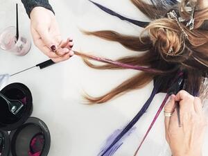 طريقة إبداعية للحصول على خصل ملونة بدقة