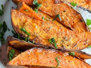 كيف تحضرين بطاطا حلوة مقرمشة