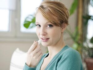 استخدام مرطب واقي للشفاه هو أفضل طريقة لمنع تشقق الشفتين