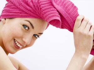 المنشفة المصنوعة من المايكروفايبر هي أفضل وسيلة لتجفيف الشعر