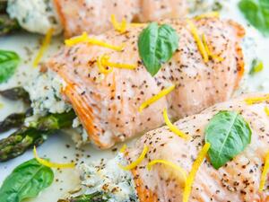 السلمون المحشو بالهليون والليمون والريحان والريكوتا