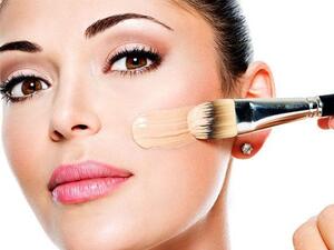 كريم الأساس يخفي العيوب ويرطب البشرة ويحميها من أشعة الشمس الضارة