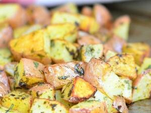 البطاطا بالثوم والكزبرة والليمون