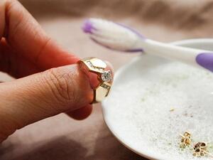 تجنبي استخدام المواد الكيميائية مباشرة على المجوهرات