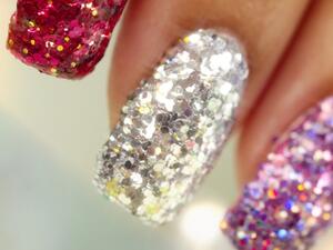 أظافر لامعة وبراقة