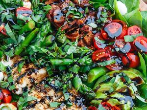 سلطة دجاج مشوي مع اوراق السبانخ والأفوكادو