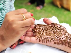 تسعى بعض النساء الى إزالة نقوش الحناء عن اليد لأسباب مختلفة