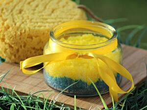 مقشر بالملح وزيت الليمون