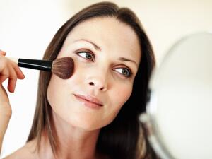 أحمر الشفاه يعيد الحيوية والنضارة إلى مظهرك