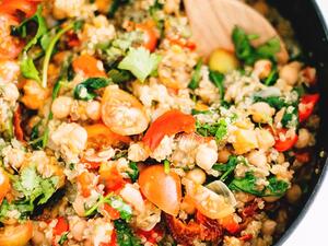 طبق الكينوا بالخضار