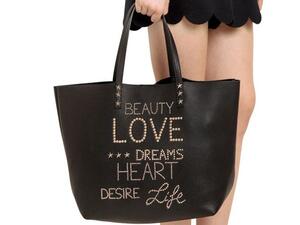 تزين حقيبة رد فالنتينو مجموعة من النجوم