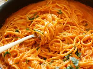 معكرونة بصلصة الفليفلة الحمراء