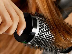 الفرشاة تلعب دورا هاما في تجفيف الشعر