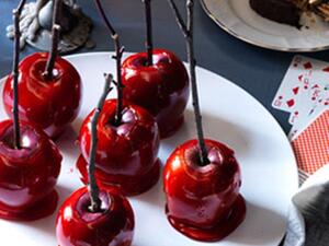 حلوى التفاح الأحمر بالسكر للهالوين