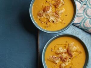 حساء البطاطا مع الخبز المحمص والقرفة