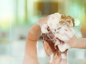 قشرة الرأس مزعجة ولكن التخلص منها سهل جداً