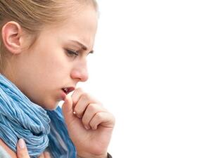 تناول ملعقة كبيرة من العسل يمكن أن تخفف عنك عبء السعال المستمر