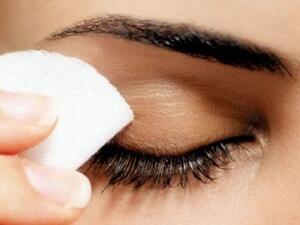 زيت الخروع مزيل فعال للماكياج ويساعد على نمو الشعر أيضا