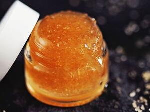 مقشر العسل وزيت اللوز