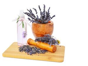 من أفضل انواع الزيوت الاساسية اللافندر أو الخزامى المنعش والمعالج للبشرة