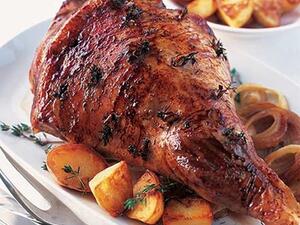 فخذة خروف مع الخضار بالفرن