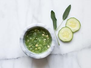 قناع الخيار بالميرامية لتهدئة الوجه