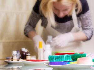 يمكنك أن صنع الصابون الذي يناسبك في المنزل من مكونات طبيعية