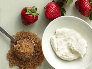 مقشر الفراولة اللطيف للوجه