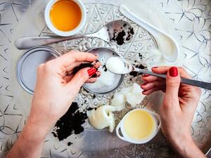 المقشر يمكن أن يعالج مشكلة السيلوليات