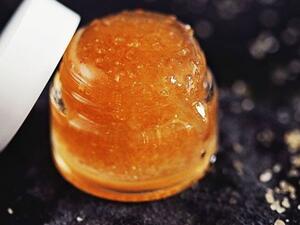 مقشر الشفاه بالعسل