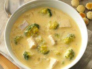 شوربة البروكلي بالدجاج