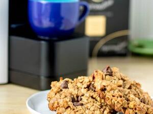 كوكيز زبدة الفول السوداني والموز والشوكولاتة للإفطار