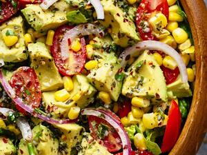 سلطة الأفوكادو والطماطم والذرة